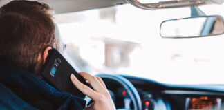 Trafiksäkerhet: Trafikolycka pga mobiltelefon – 64% vill ha lagändring Bilist som ringer på mobiltelefon medan denne kör. Foto: Alexandre Boucher. Licens: Unsplash.com