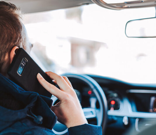 Trafiksäkerhet: Trafikolycka pga mobiltelefon – 64% vill ha lagändring Bilist som ringer på mobiltelefon medan denne kör. Foto: Alexandre Boucher. Licens: Unsplash.com