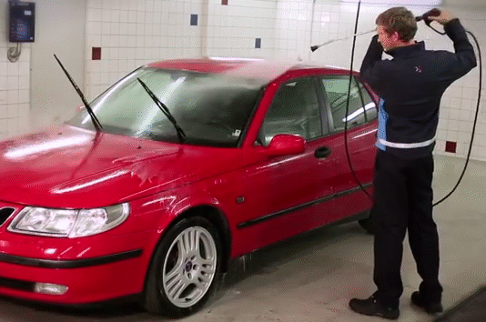 Att tvätta bilen för hand ger bäst resultat och är skonsamt för lacken tvätta bilen för hand