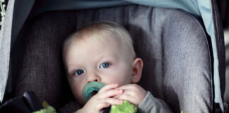 5 gånger säkrare för barnet i bilen att sitta i bakåtvänd bilbarnstol Barn i bilbarnstol. Foto: Sharon McCutcheon. Licens: Unsplash.com