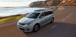 Fiat Chrysler satsar 9 miljarder euro på elbilstillverkning 2018 Chrysler Pacifica - Foto: Chrysler.com