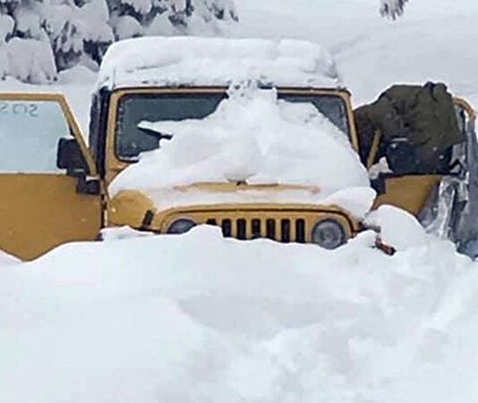 Par räddat efter fem dygn i insnöad Jeep Wrangler Jeep Wrangler. Foto: Jason Logan