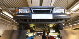 Nya regler för bilprovning – Bra att veta Bilprovning av en SAAB 900 GL modell 1984. Foto: Holger Ellgaard. Licens: CC BY-SA 3.0, Wikipedia Commons