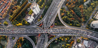 Forskare föreslår ny kilometerskatt – Så mycket får du betala Trafik i Shanghai, Kina. Foto: Denys Nevozhai. Licens: Unsplash.com