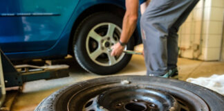 Transportstyrelsen skjuter upp dubbdäcksförbud till sista april Däckbyte, sommardäck. Foto: Hannes Edinger. Licens: Pixabay.com