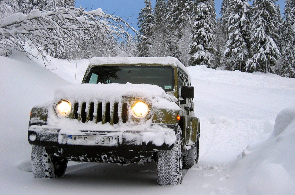 Billiga bilbatterier ger dig problem vintertid. I bild en Jeep Wrangler. Foto: ByyMee. Licens: Pixabay.com